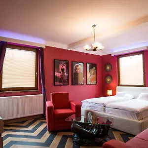 3* Hotel Retro Garage